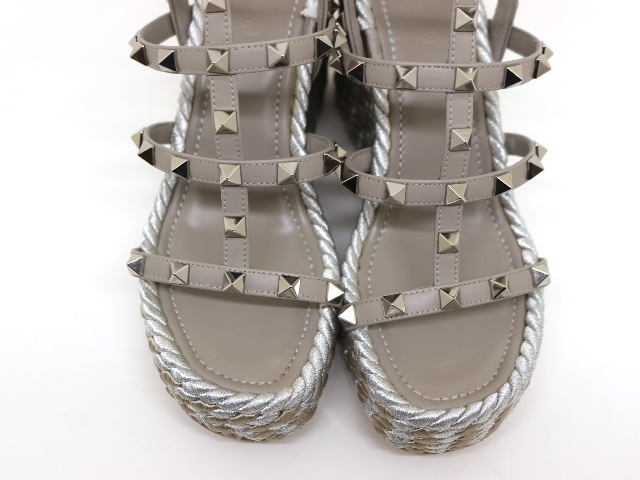 VALENTINO バレンチノスタッズサンダル ヴァレンチノ(Valentino)ヴァレンチノ ロックスタッズ サンダル