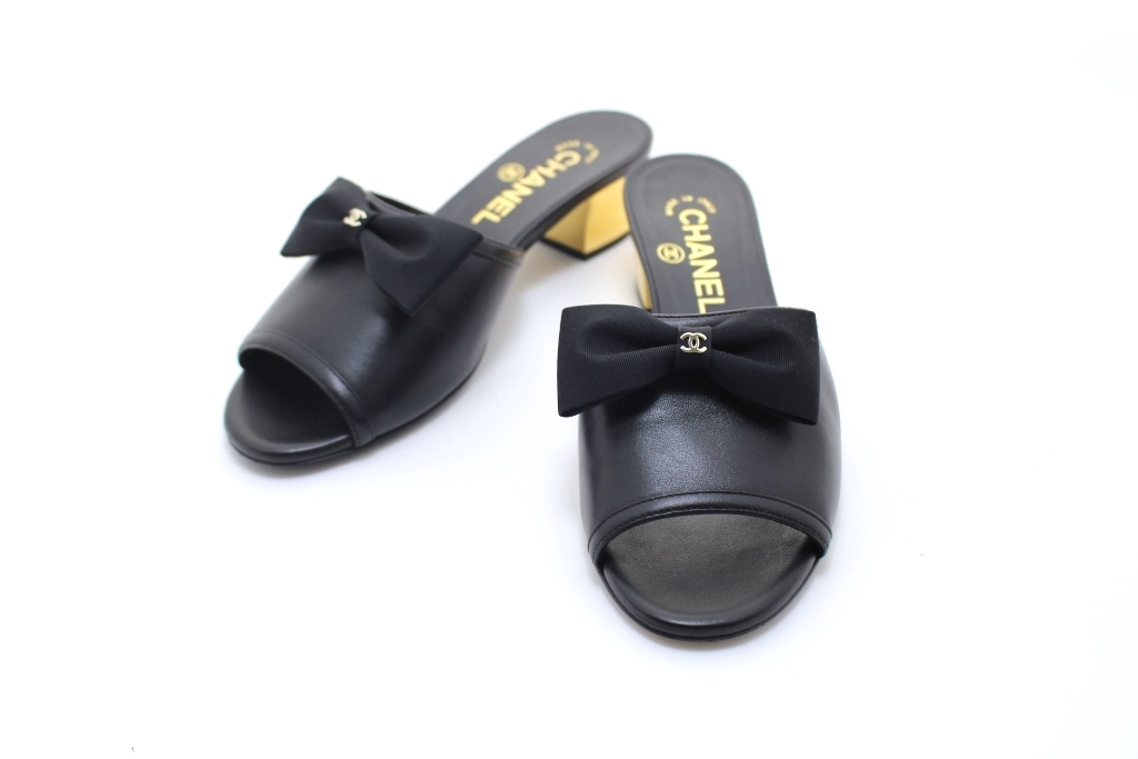 CHANEL ブラックレザーサンダル リボン付き IMG_3146_06zuog7.JPG