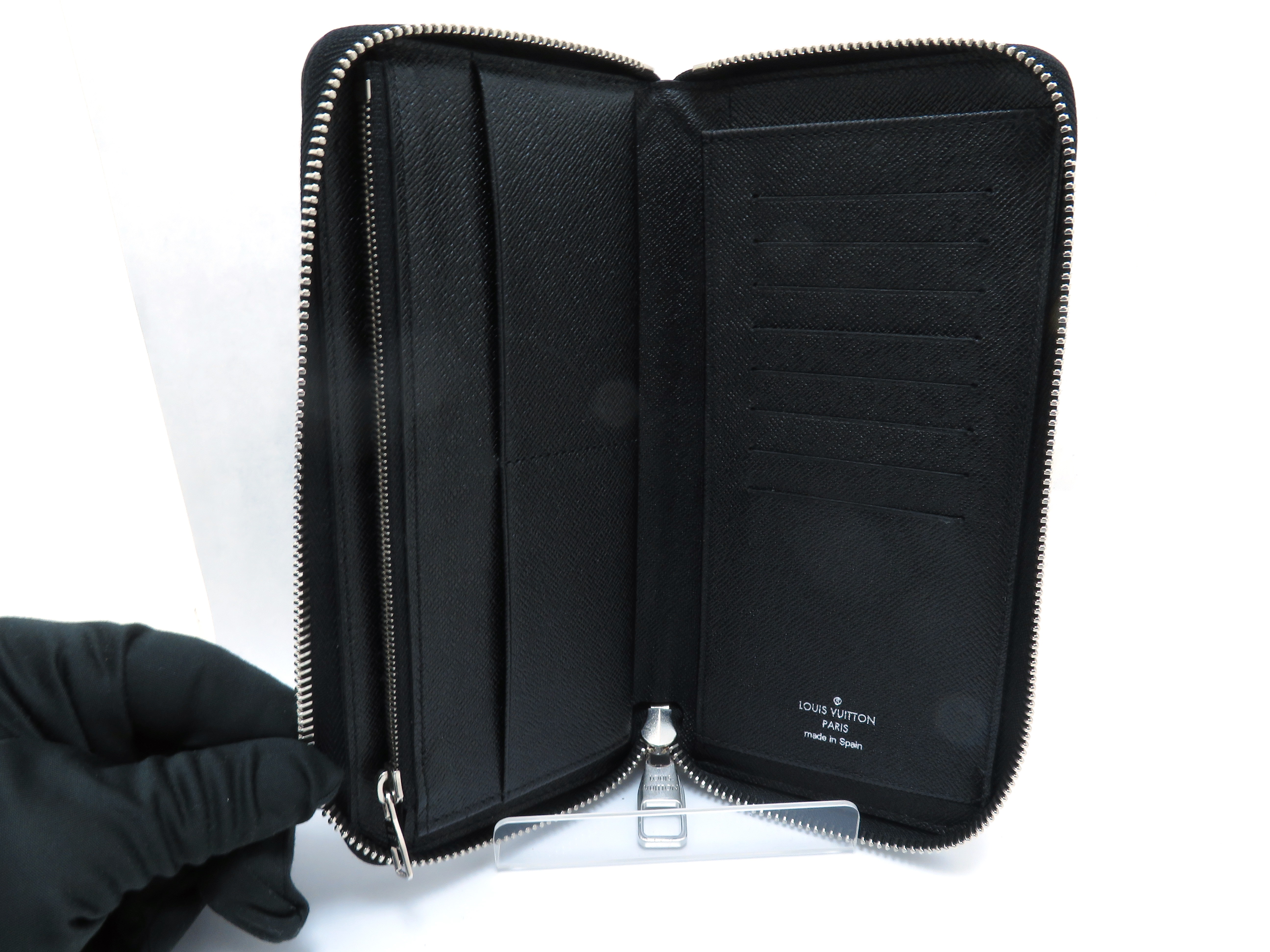 【極美品】ルイヴィトン　ジッピーウォレットヴェルティカル　ダミエグラフィット　黒 ルイヴィトングラフィット ジッピーウォレットヴェルティカル