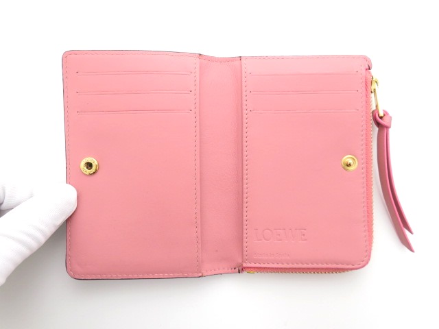 LOEWE ピンク 二つ折り財布 コンパクト ウォレット（クラシックカーフ） ピンク - LOEWE