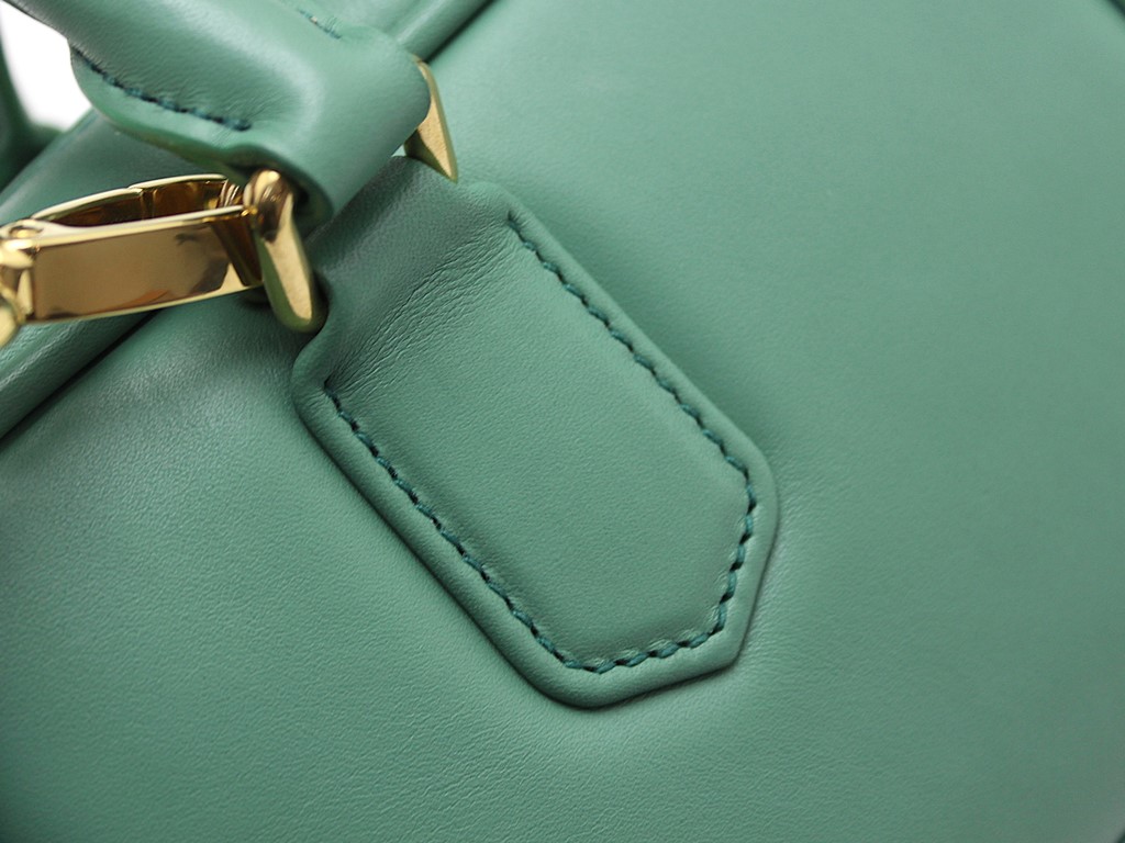 miu miu セージグリーン ハンドバッグ Miu Miu マテラッセ ミニバッグ | グリーン | FARFETCH JP