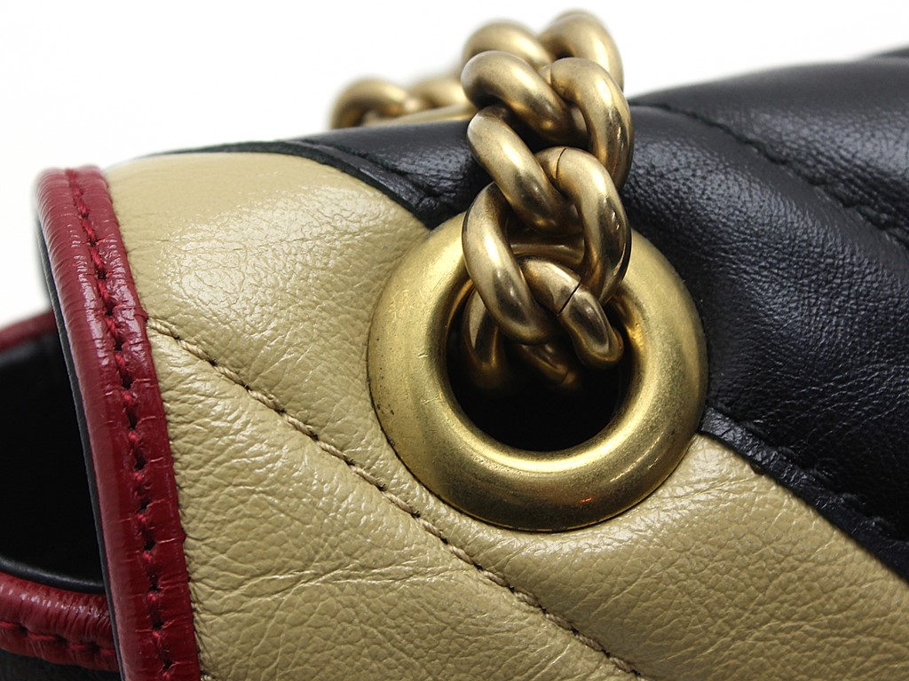 GUCCI*重厚感のある*Jolie ロゴ装飾キルティングレザー スライド GUCCI*重厚感のある*Jolie ロゴ装飾キルティングレザー スライド