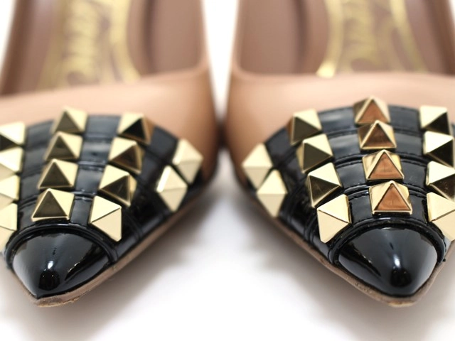 VALENTINO バレンチノ 靴 ロックスタッズパンプス レディース36ハーフ(約23~23.5cm) ベージュ ブラック カーフ WW0S0DF8 (2143000711885) 【200】