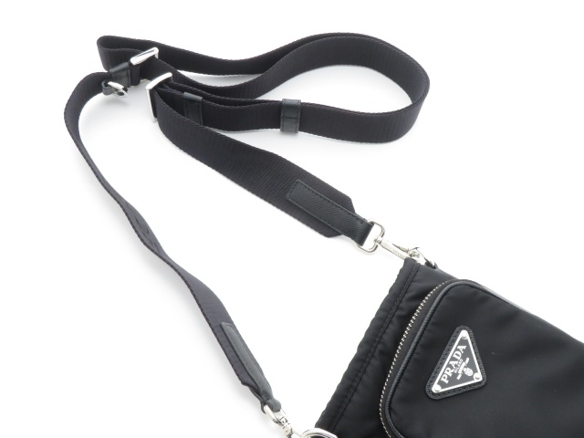 PRADA ブラックナイロン ストラップ PRADA プラダ Re-Nylon スマートフォンケース ブラック ナイロン