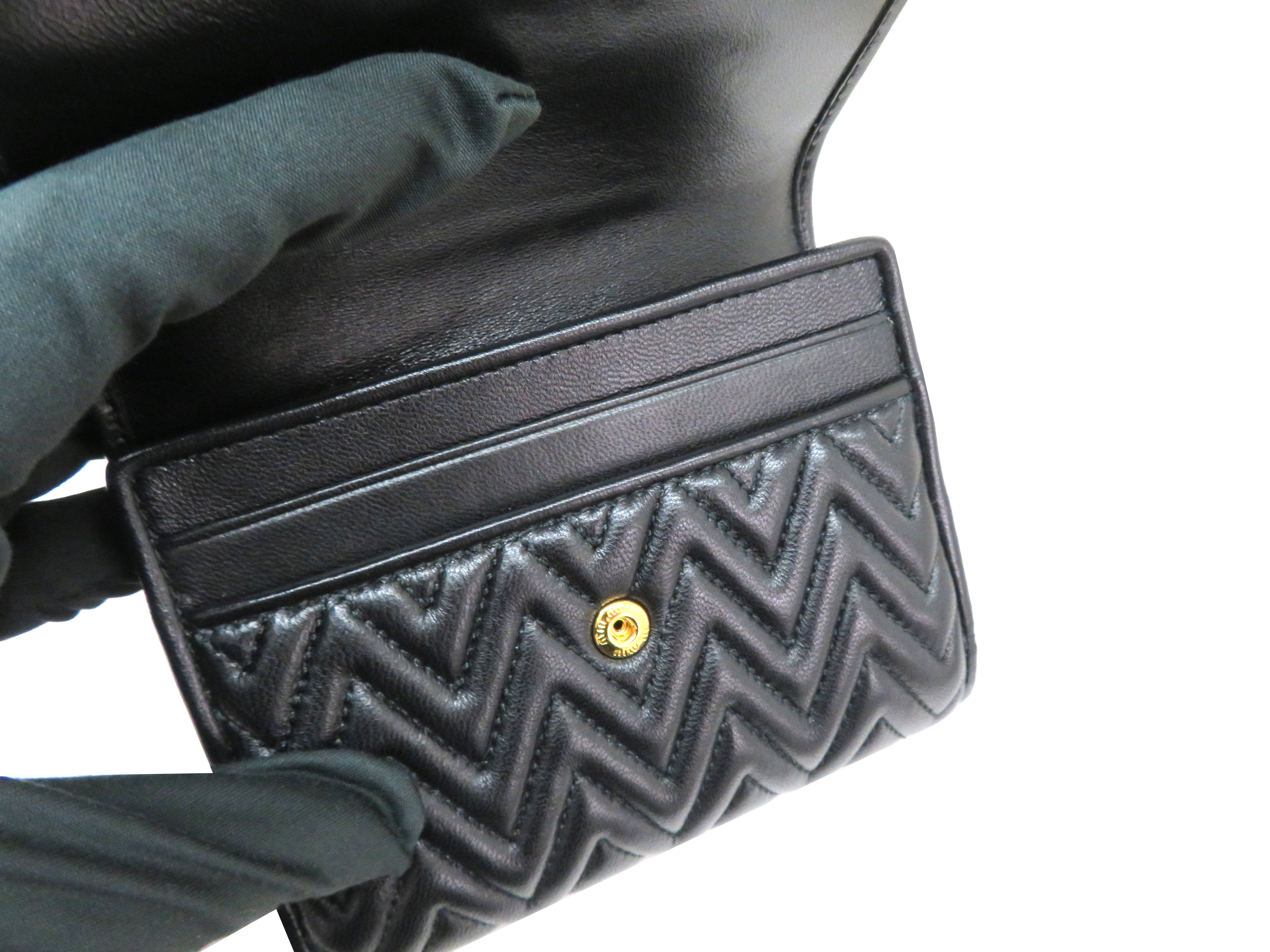 miumiu様 miumiu ミュウミュウ 財布 Wホックコンパクト財布 ブラック ラムスキン