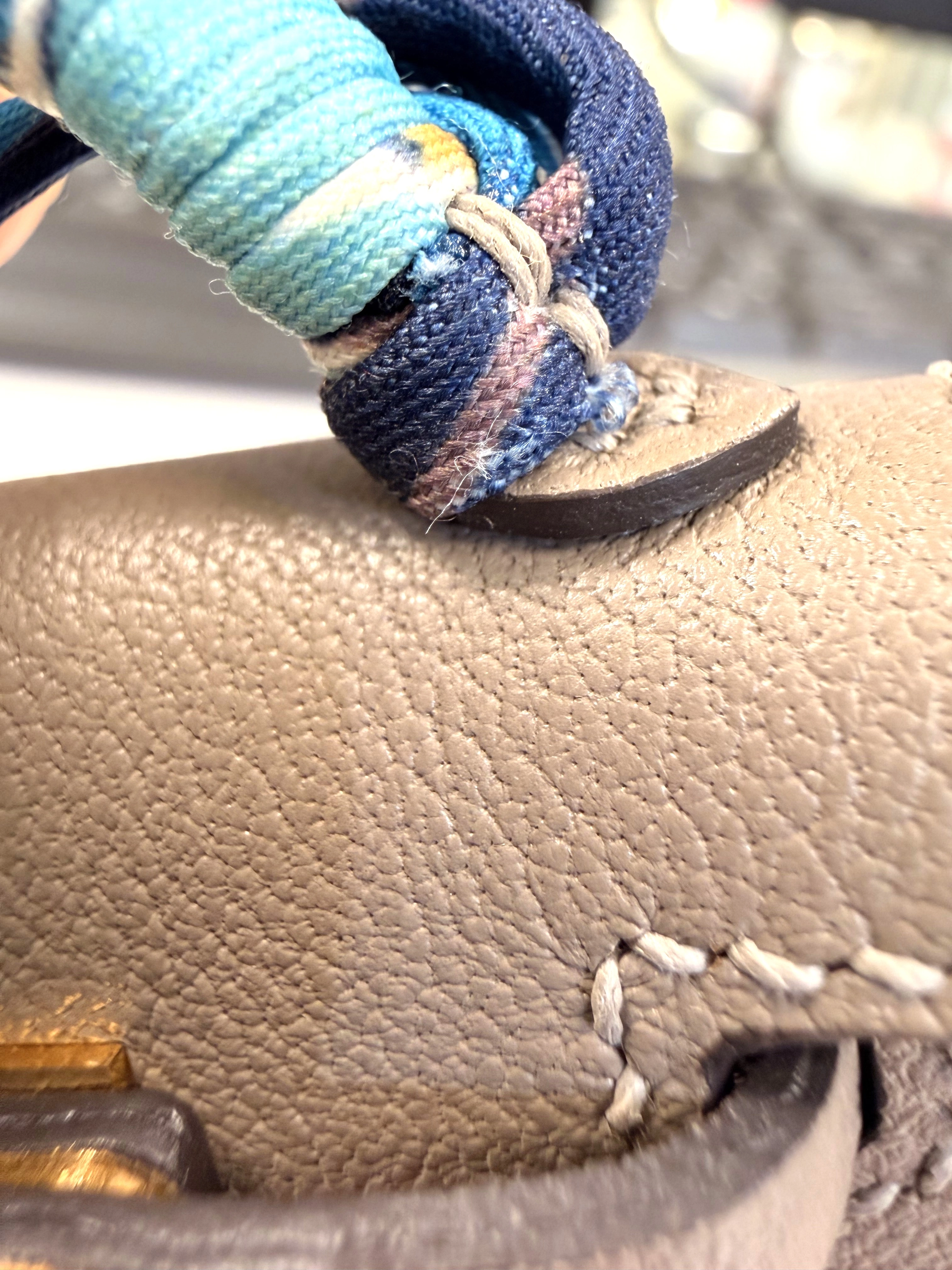 HERMES  エルメス  小物　バッグチャーム　ケリー・ツイリーチャーム　グレー・GP金具　エヴァーカラー・シルク　Y刻印・2020年頃製造　本体のみ【472】HA