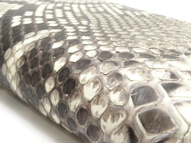 PRADA プラダ ラウンド長財布 パイソンレザー【430