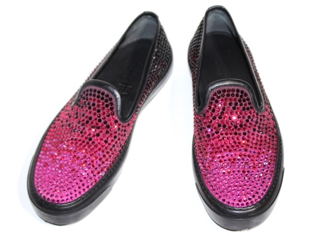 GUCCI スタッズ付きブラックスリッポン