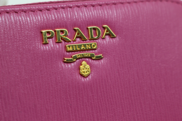 【良品✨】プラダ 金ロゴ ケース レザー ラウンドファスナー ピンク 箱 良品✨】プラダ 金ロゴ ケース レザー ラウンドファスナー ピンク 箱