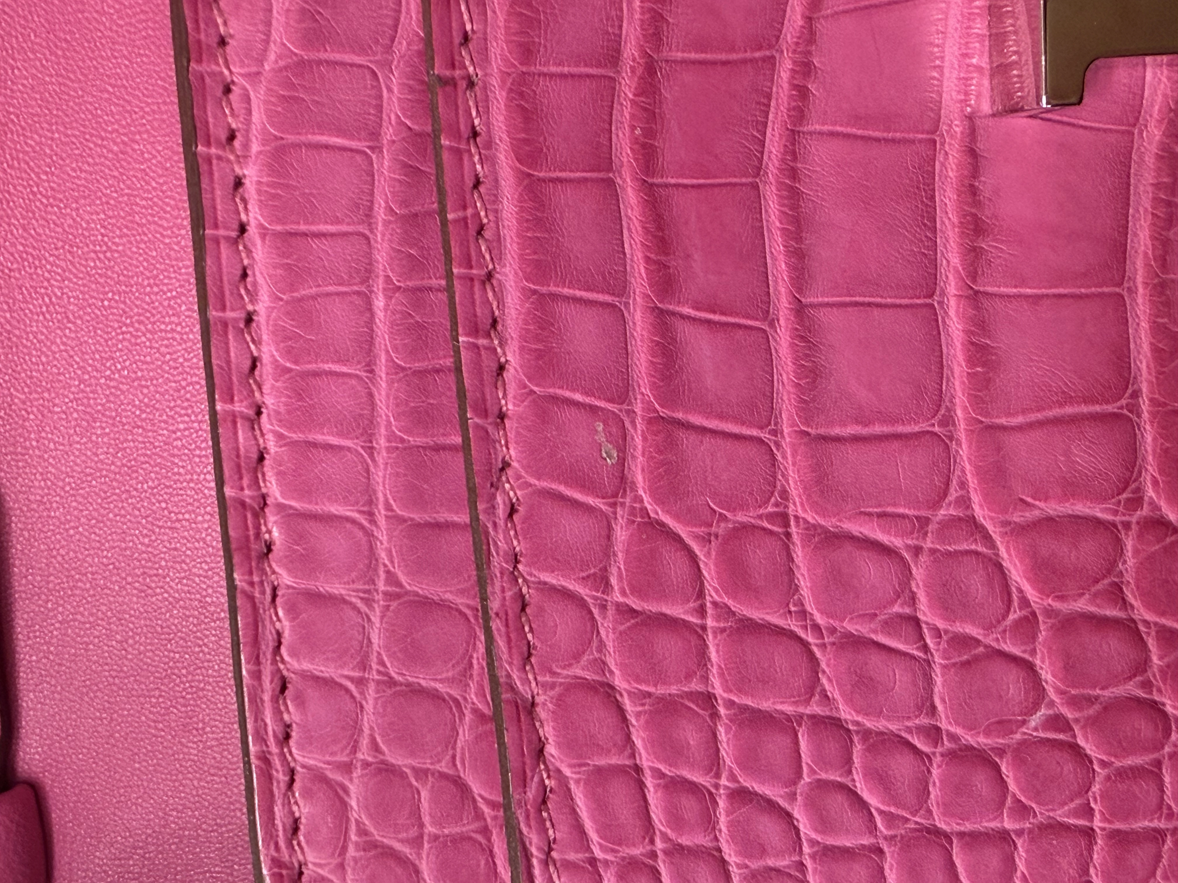HERMES　エルメス　コンスタンス・トゥーゴー　ローズ　ショッキング　アリゲーターマット　シルバー金具　B刻印（2023年頃製造）【472】SS