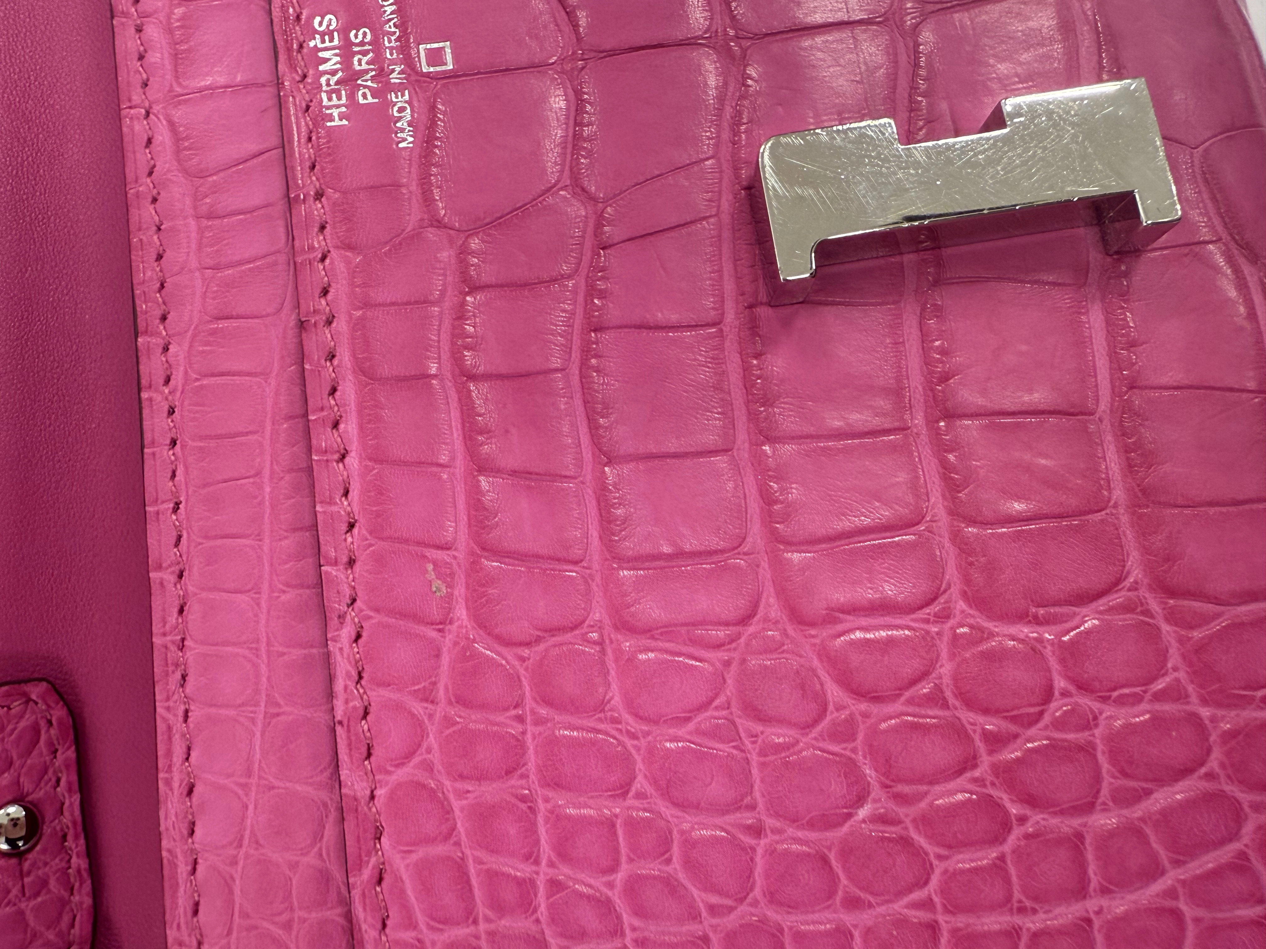 HERMES　エルメス　コンスタンス・トゥーゴー　ローズ　ショッキング　アリゲーターマット　シルバー金具　B刻印（2023年頃製造）【472】SS