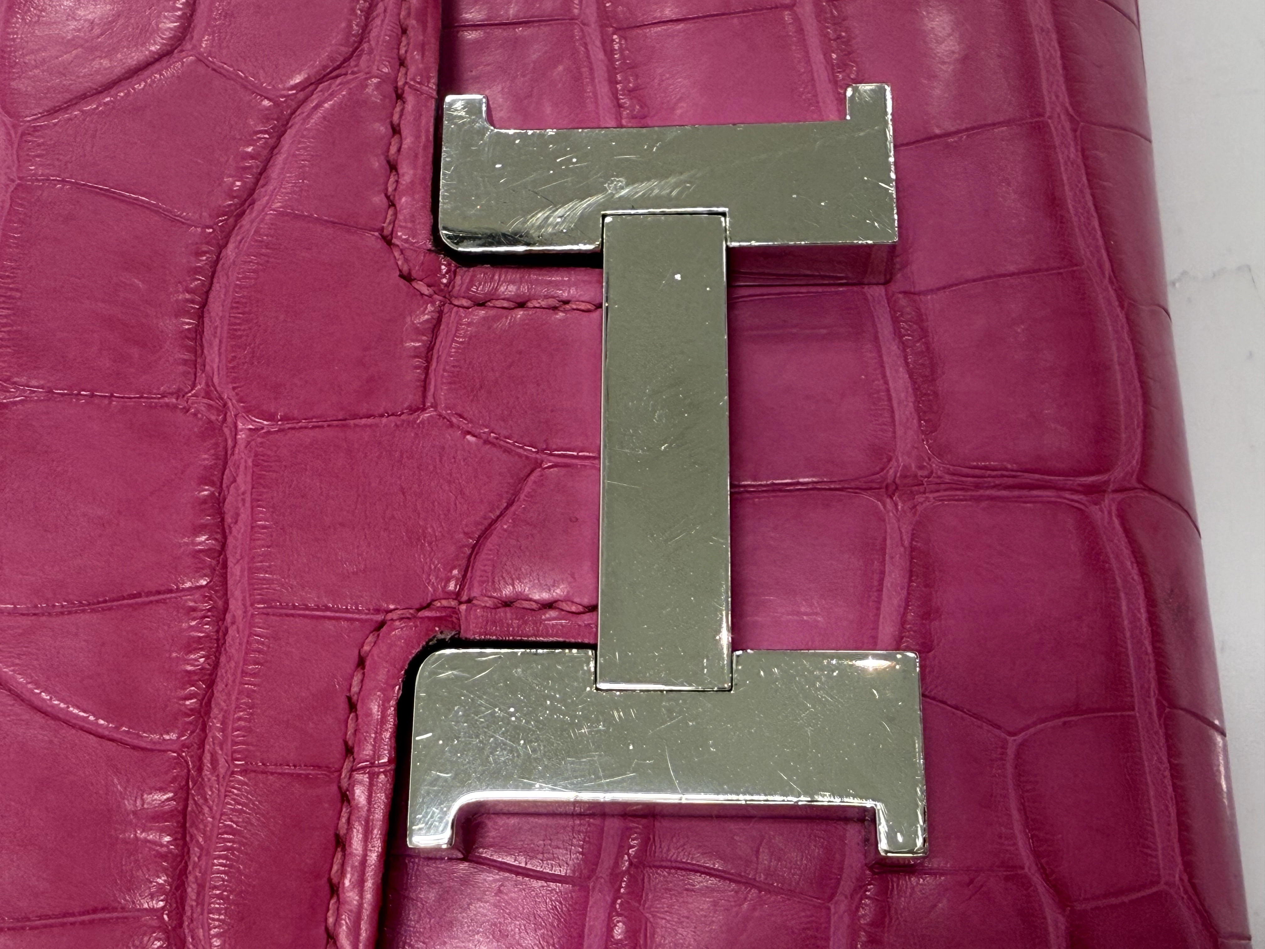 HERMES　エルメス　コンスタンス・トゥーゴー　ローズ　ショッキング　アリゲーターマット　シルバー金具　B刻印（2023年頃製造）【472】SS