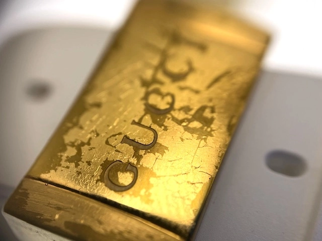 GUCCI グッチ  DIVE ダイブ クォーツ ホワイト ラバー メンズ YA136322【472】