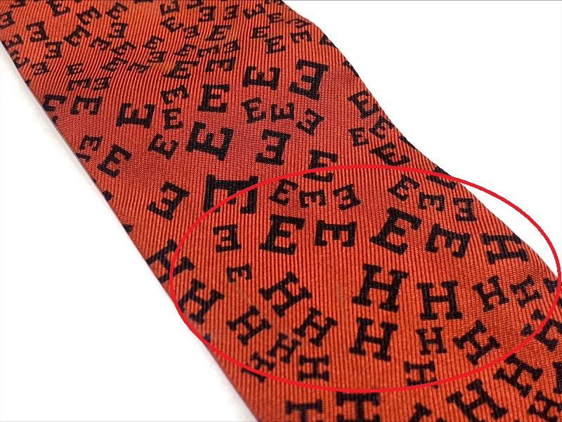 HERMES エルメス ツイリー アルファベットロゴ エンジ/ブラック シルク